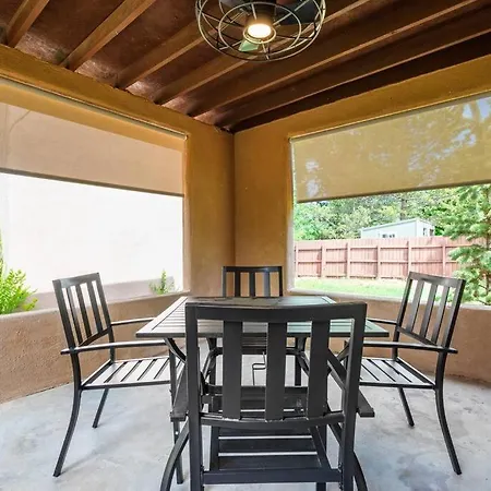 Casa Lupita- Patio & Firepit, King Bed 4br Holiday home Santa Fe