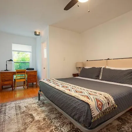 Casa Lupita- Patio & Firepit, King Bed 4br Holiday home Santa Fe